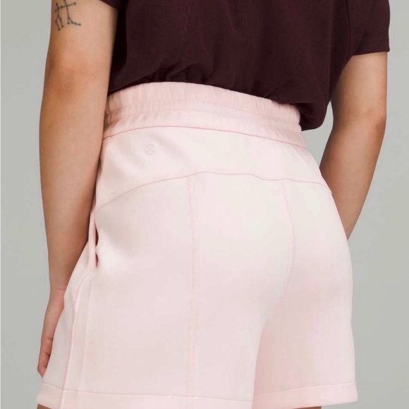 Lululemon Softstreme High-Rise 4" Strawberry Milkshake NWOT Pockets Shorts S 4 - Picture 2 of 12